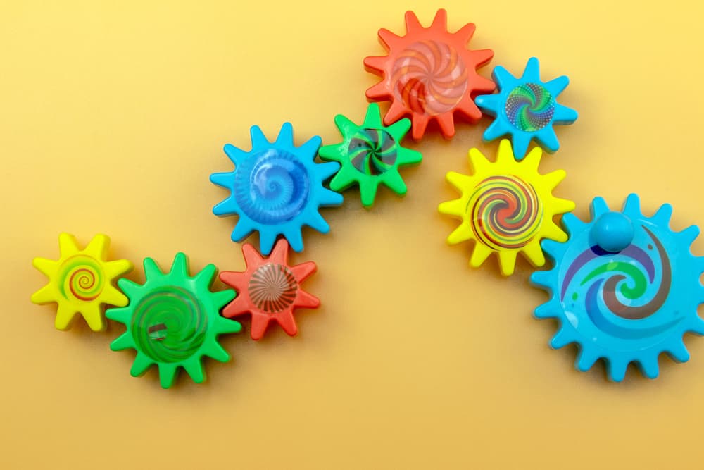 32 Cool Spinning Toys for Kids 4 Colorful plastic cogwheels.