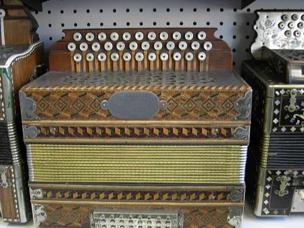 Button accordion