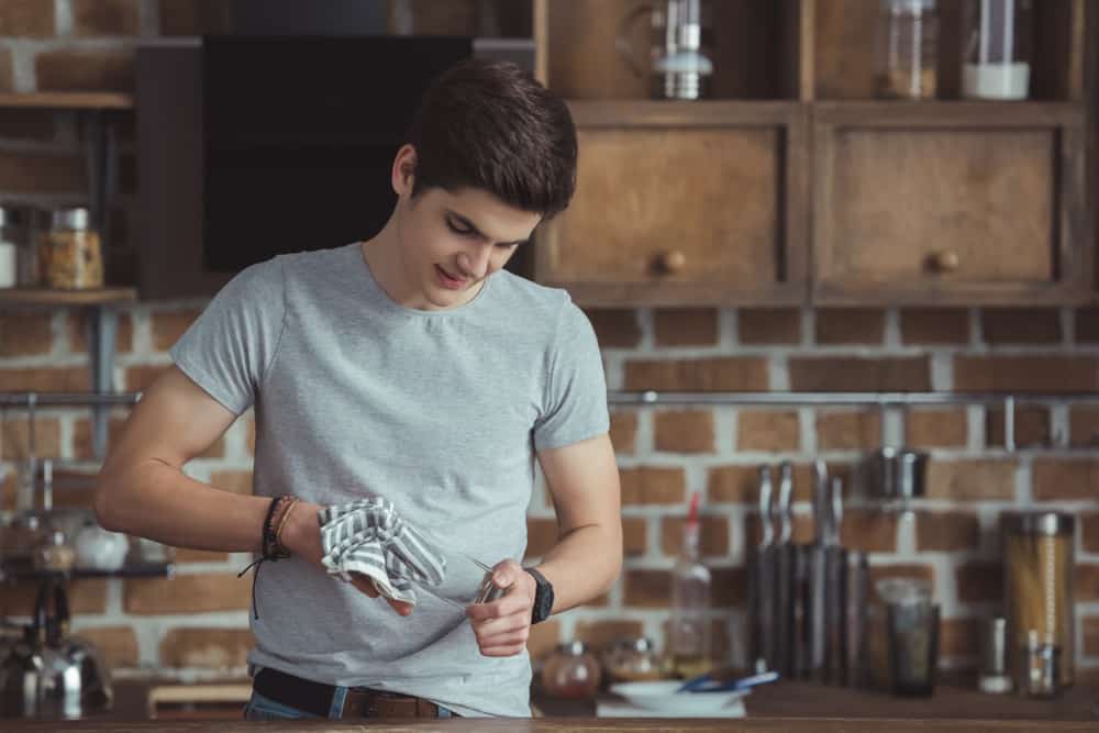 44 Best Chores for Teenagers 10 Teen drying clean glassware.