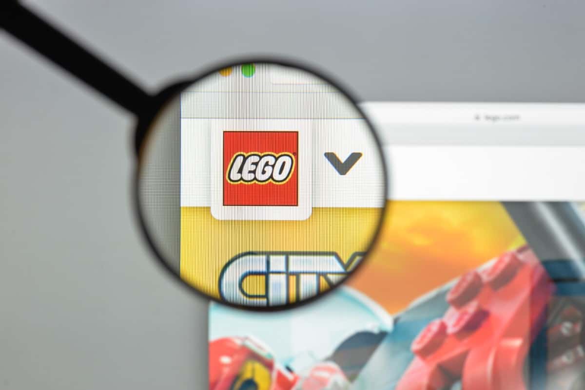 Lego website seen through a magnifying glass.
