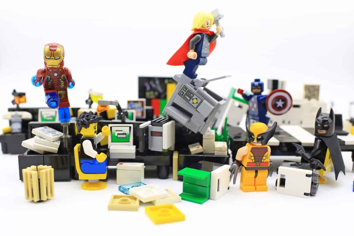 Where Can You Buy Used LEGO Sets? 2 Lego mini figures