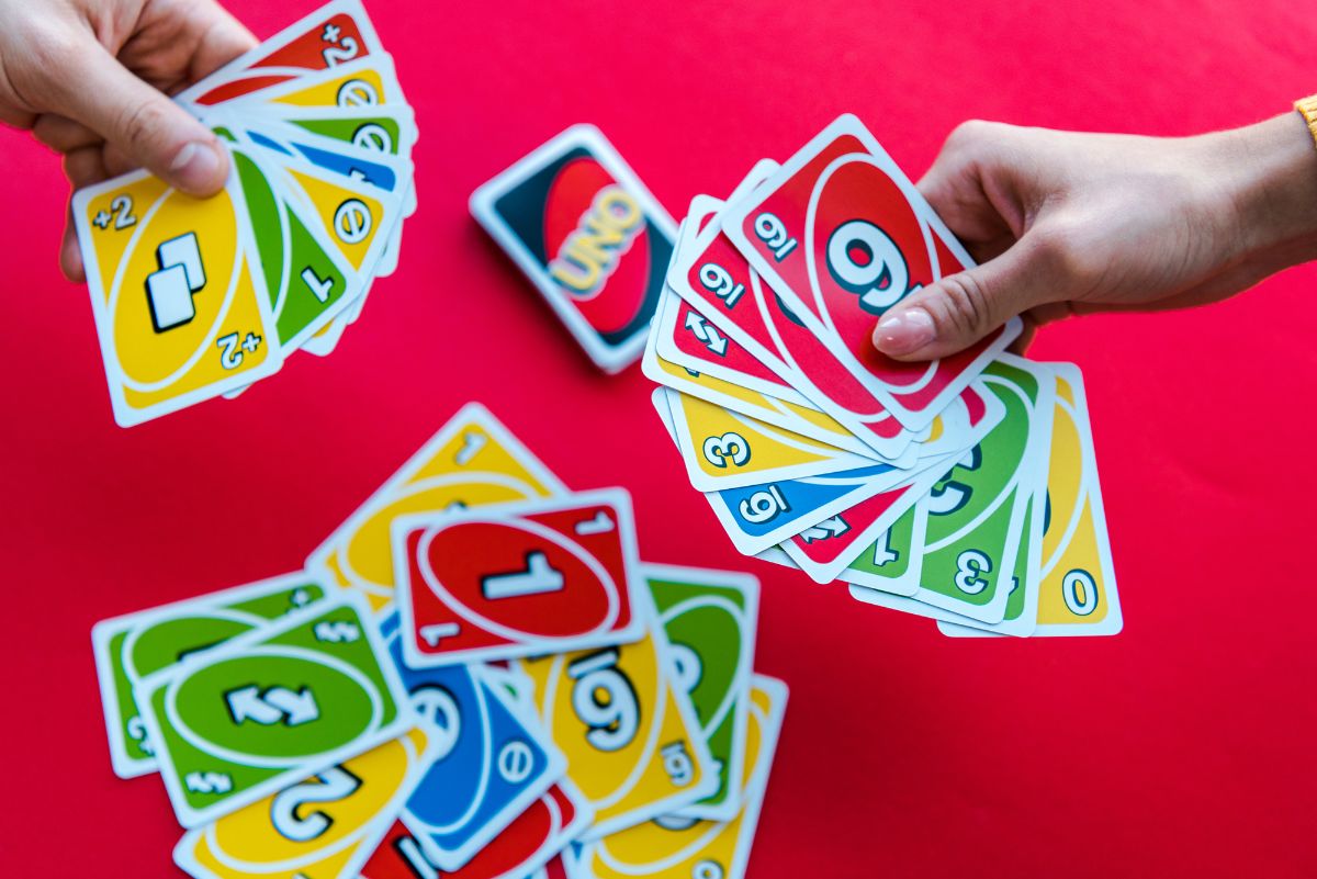 2 people playing UNO cards.