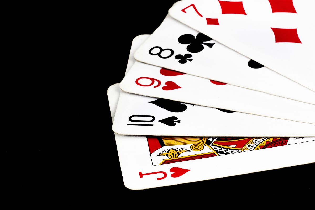 5 Cards with different number and flowers.